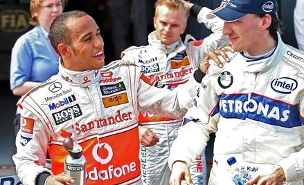 Robert Kubica (z prawej) żartuje z Lewisem Hamiltonem