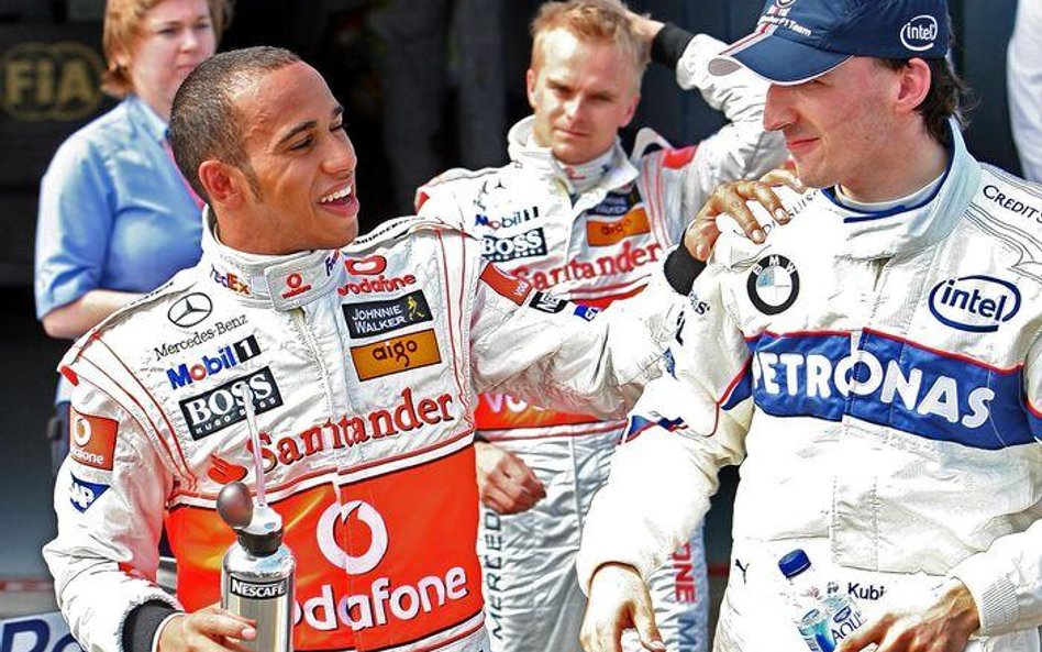 Robert Kubica (z prawej) żartuje z Lewisem Hamiltonem