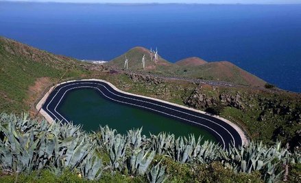 Elektrownia wiatrowo-?wodna ?to unikalny ?na skalę światową system zapewniający wyspie niezależność 