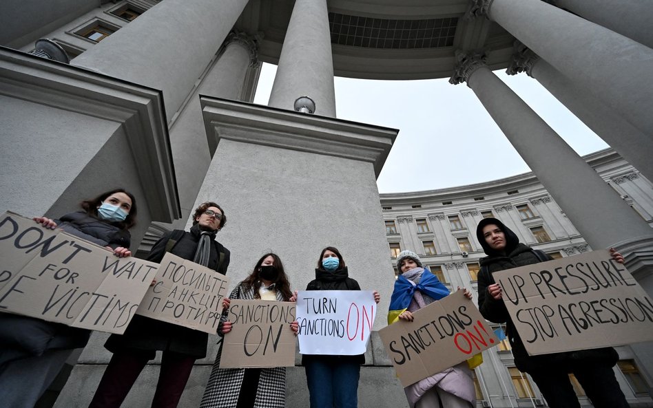 Kijów. Protestujący domagają się natychmiastowego nałożenia sankcji na Rosję