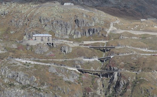 Droga wiodąca na przełęcz – i hotel.