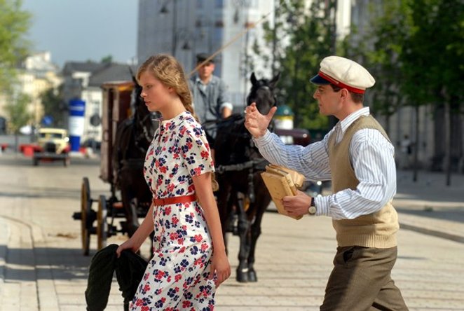 Julia Pietrucha i Piotr Liwiec w filmie „Jutro idziemy do kina”. To świat młodych ludzi, który za ch