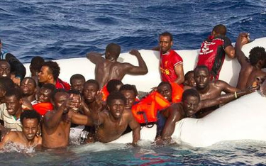 Tym imigrantom z Afryki się udało. Zostali w poniedziałek uratowani i odstawieni na Lampedusę