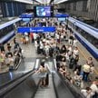 Pasażerowie czekają na peronie dworca Warszawa Centralna. W związku z licznymi awariami sieci trakcy