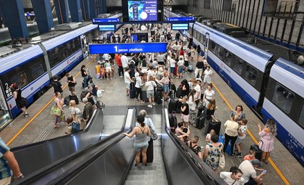 Pasażerowie czekają na peronie dworca Warszawa Centralna. W związku z licznymi awariami sieci trakcy