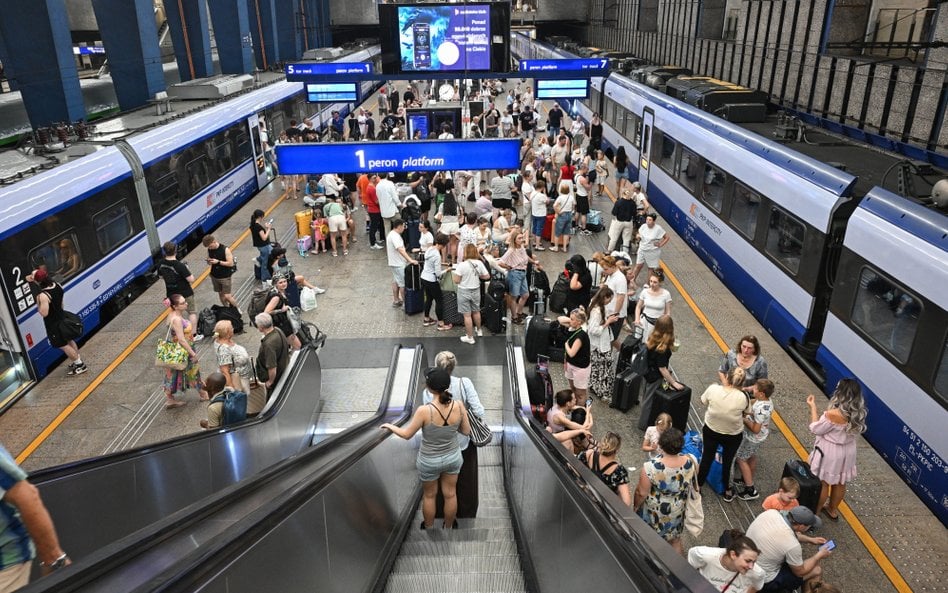 Pasażerowie czekają na peronie dworca Warszawa Centralna. W związku z licznymi awariami sieci trakcy