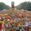 Zatłoczona strefa kibica w Berlinie podczas Mistrzostw Świata w 2006 roku