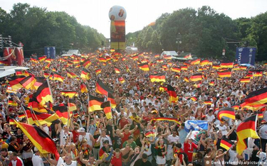 Zatłoczona strefa kibica w Berlinie podczas Mistrzostw Świata w 2006 roku