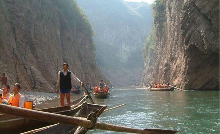 Rzeka Jangcy i zbudowana na niej tama Trzech Przełomów są w filmie Yunga Changa symbolem współczesny