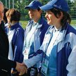 Szef FIFA Sepp Blatter wita piłkarki z Grecji przed pierwszym meczem turnieju. W głębi w błękitnym s