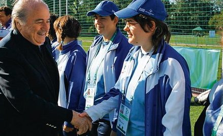 Szef FIFA Sepp Blatter wita piłkarki z Grecji przed pierwszym meczem turnieju. W głębi w błękitnym s