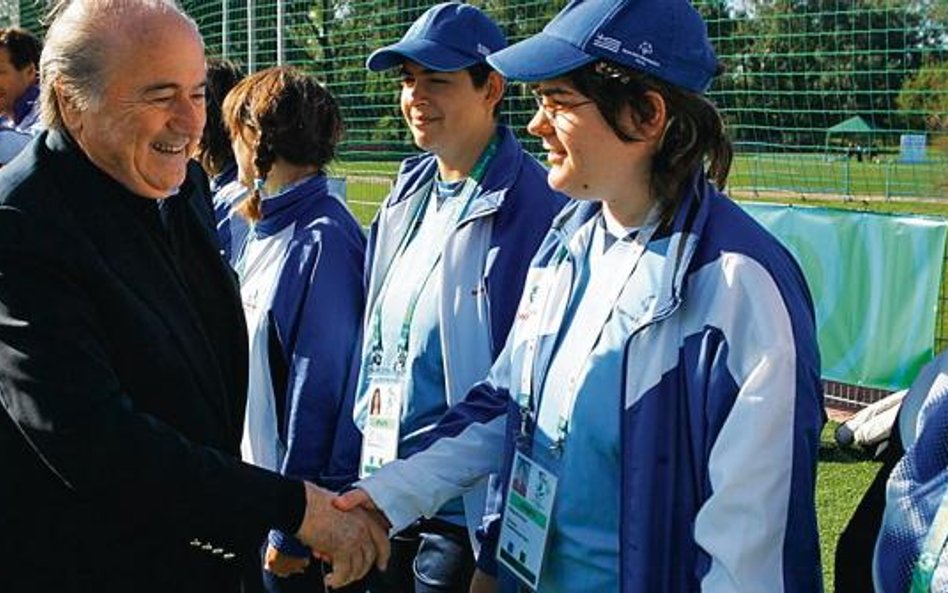 Szef FIFA Sepp Blatter wita piłkarki z Grecji przed pierwszym meczem turnieju. W głębi w błękitnym s