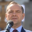 Karol Nawrocki na konferencji prasowej przed pomnikiem Wincentego Witosa w Warszawie