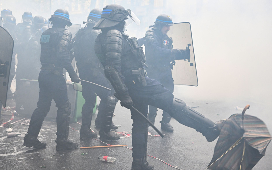 Policja podczas demonstracji 1 maja w Paryżu