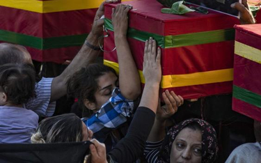 Pogrzeb Kurdów poległych w walce z Turkami w pogranicznym syryjskim mieście Ras al-Ajn
