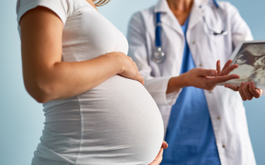 Rodzić po ludzku - ministerstwo zapyta kobiety o słabe punkty