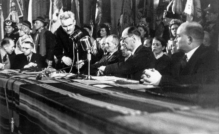 Kongres PSL w 1946 roku. Pierwszy z prawej Stanisław Mikołajczyk.