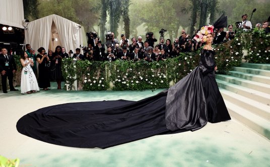 Zendaya w archiwalnej kreacji Givenchy w tym roku na Met Gali.