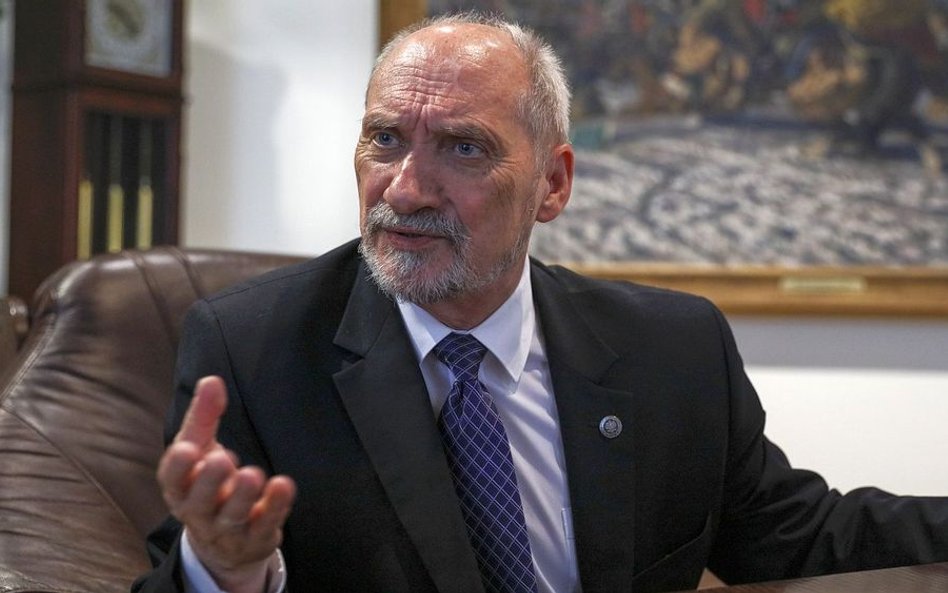 Macierewicz: Zagraniczne inwestycje w media mają granice