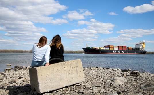 Statek towarowy załadowany kontenerami transportowymi opuszcza port w Montrealu w prowincji Quebec w