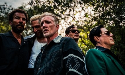 Josh Homme, lider Queens of Stone Age na pierwszym planie