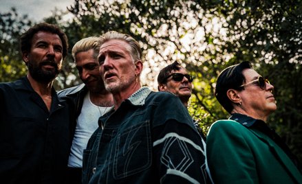 Josh Homme, lider Queens of Stone Age na pierwszym planie