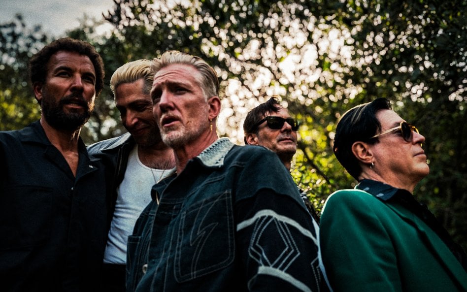 Josh Homme, lider Queens of Stone Age na pierwszym planie