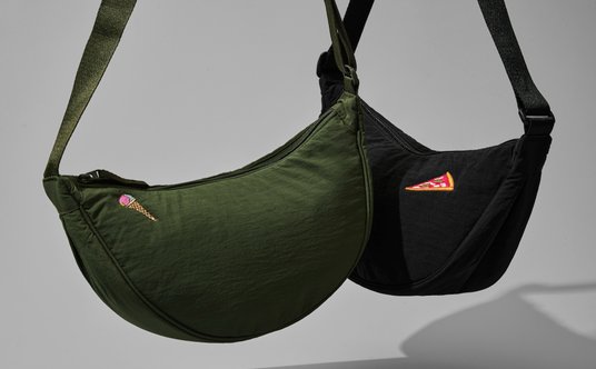 Hafty na bestsellerowych torebkach Mini Shoulder Bag – to też jedna z usług w Re.Uniqlo Studio.