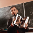 Poseł prezentuje „Amora zwycięskiego” Caravaggia studentom UMCS w Lublinie. Kaganek oświaty