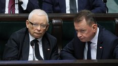 Prezes PiS Jarosław Kaczyński (L) i szef KP PiS Mariusz Błaszczak (P) w Sejmie w Warszawie