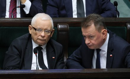 Prezes PiS Jarosław Kaczyński (L) i szef KP PiS Mariusz Błaszczak (P) w Sejmie w Warszawie