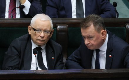 Prezes PiS Jarosław Kaczyński (L) i szef KP PiS Mariusz Błaszczak (P) w Sejmie w Warszawie