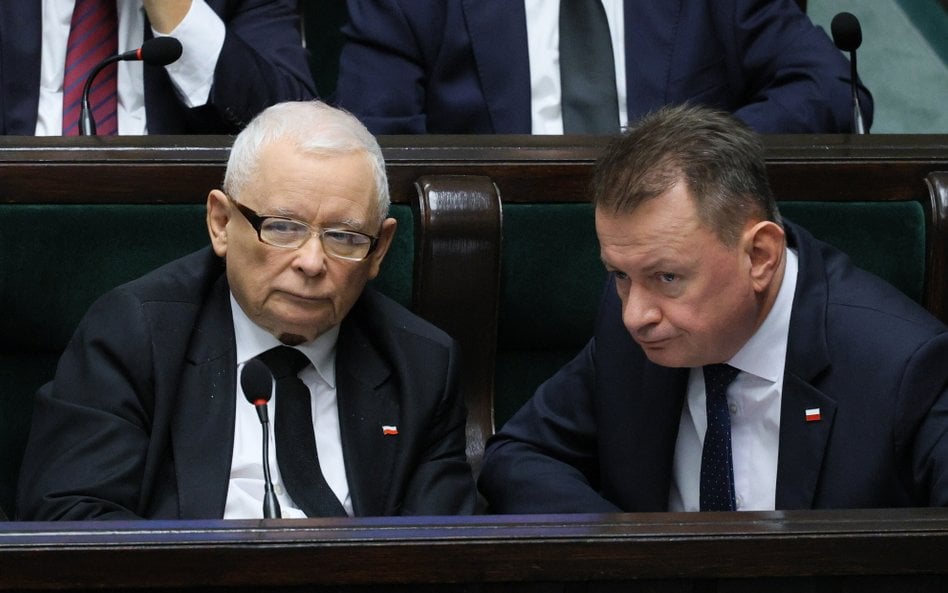 Prezes PiS Jarosław Kaczyński (L) i szef KP PiS Mariusz Błaszczak (P) w Sejmie w Warszawie