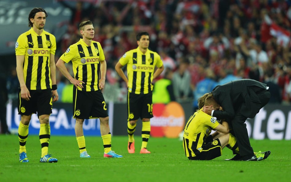 Łukasz Piszczek (w środku) przyznał, że przegrany z Borussią Dortmund finał Ligi Mistrzów w 2013 rok
