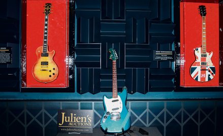 Nieznany nabywca zapłacił w kwietniu 2022 r. ponad 4,5 mln dol. za niebieskiego fendera mustanga, na