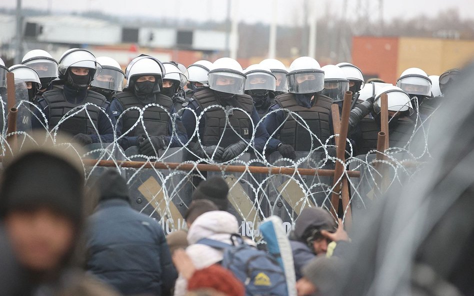 Na przejściu w Kuźnicy gotowi na wszystko. „Migranci wyraźnie czekają na sygnał”