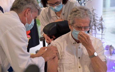 75-letni Jacques Collineau, rezydent domu opieki społczenej, był jednym z pierwszych zaszczepionych 