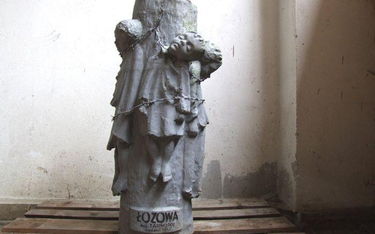 Posąg przedstawiający martwe dzieci oplecione drutem kolczastym usunięto z pomnika, który upamiętnia