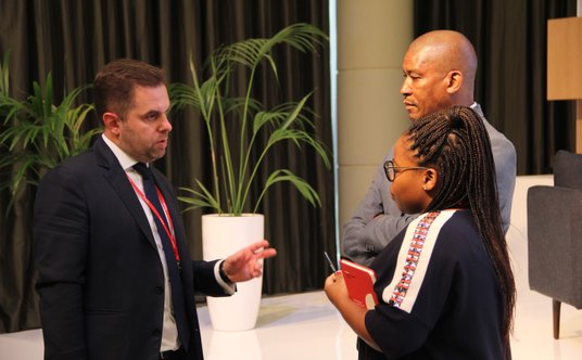 Janusz Władyczak, prezes KUKE w rozmowie podczas Polsko-Afrykańskiego Forum Gospodarczego w Dubaju.