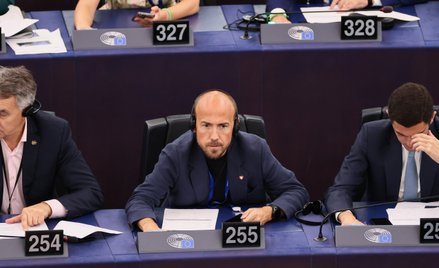 Europoseł KO Borys Budka podczas głosowania na sali obrad w Strasburgu