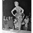 Alina Janowska tańczy na stole na Lido, 1961 r.