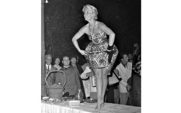 Alina Janowska tańczy na stole na Lido, 1961 r.