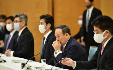 Koronawirus. Japonia: Posłowie w nocnych klubach. Premier przeprasza