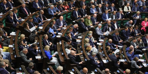 Sondaż: KO wygrywa z 34%, PSL i Polska 2050 wypadają z Sejmu