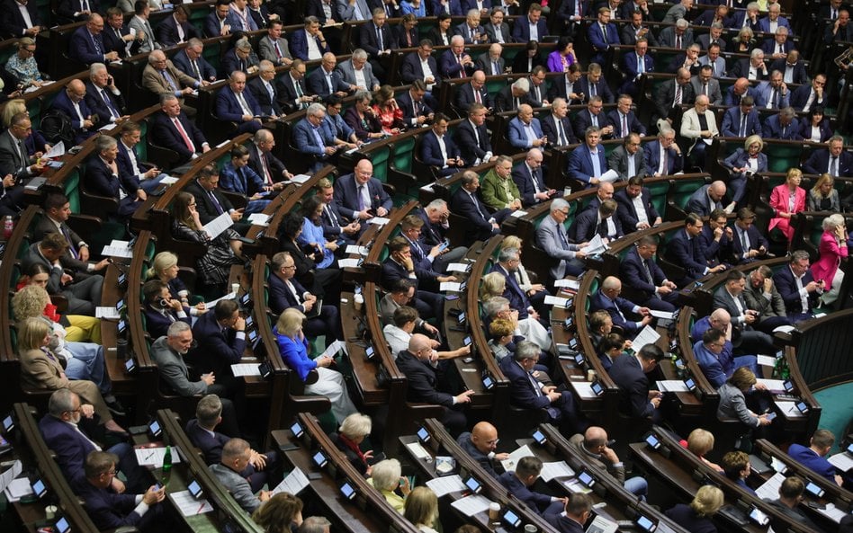 Pięć partii w Sejmie. PSL i Polska 2050 poza parlamentem