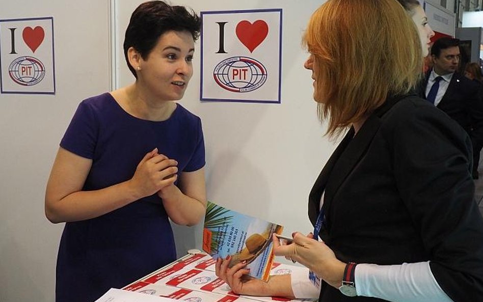 Iwona Nasiłowska z biura wykonawczego Polskiej Izby Turystyki pełniła obowiązki gospodyni na stoisku