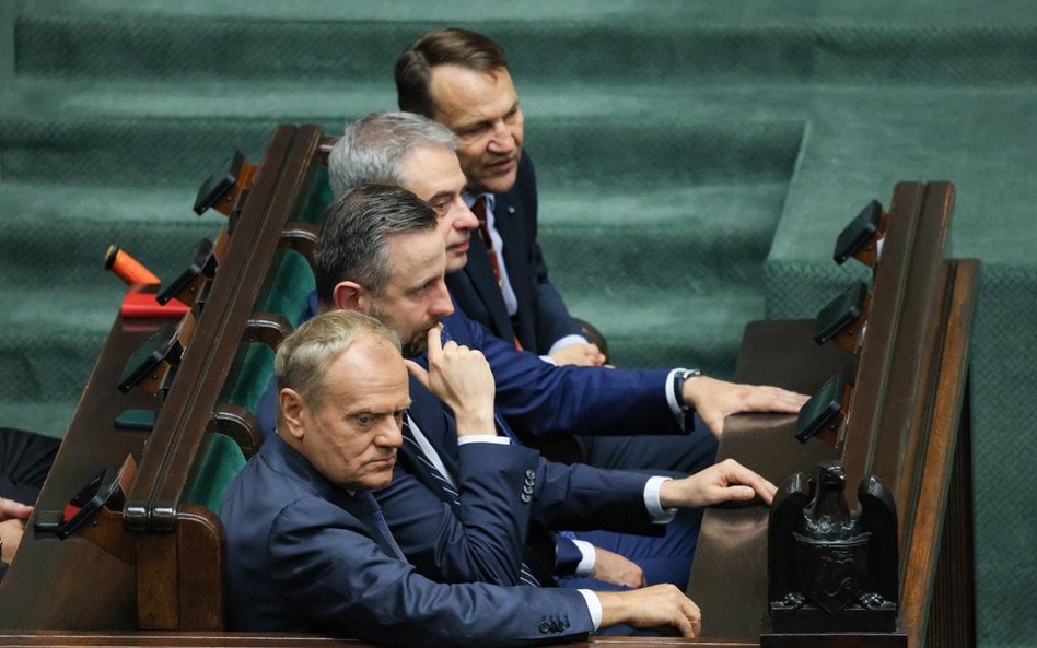 Donald Tusk i trzej wicepremierzy w rządowych ławach