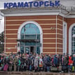 Mieszkańcy Kramatorska (obwód doniecki) tłumnie zebrani na dworcu kolejowym w oczekiwaniu na pociąg,