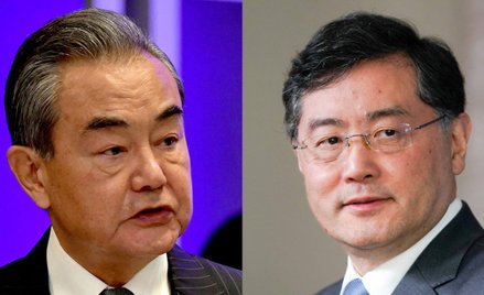 Wang Yi (z lewej) i Qin Gang