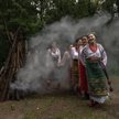 Ukrainki w tradycyjnych strojach podczas Nocy Kupały, tradycyjnego słowiańskiego święta, związanego 